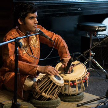 Сегодня в 20:30 для вас играет Сурадж Карунатхилаке музыку Шри-Ланки и Индии